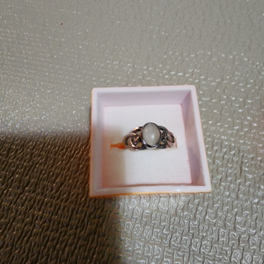 Chic Silver Ring With White Gemstone - image 1